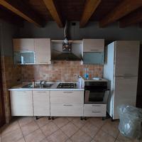 Cucina con elettrodomestici 