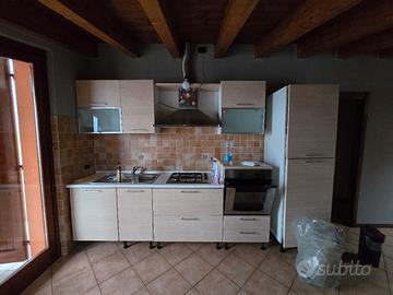 Cucina con elettrodomestici 