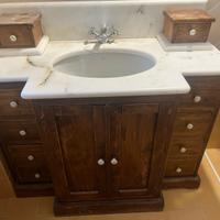 mobile da bagno legno e marmo calacatta