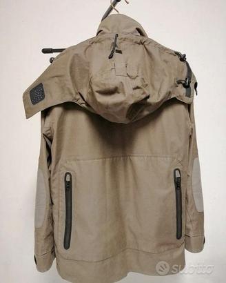 Giacca e pantaloni da caccia o escursioni.