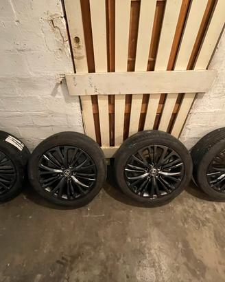Set completo cerchi in lega neri Toyota Yaris 18”