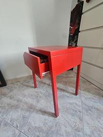 Comodino rosso con cassetto