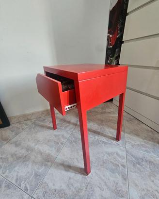 Comodino rosso con cassetto