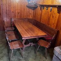 Tavolo cassa-panca e sedie in legno massello