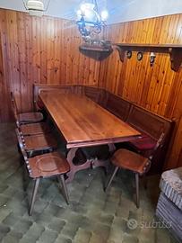 Tavolo cassa-panca e sedie in legno massello