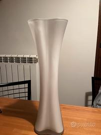 Vaso in vetro bianco satinato
