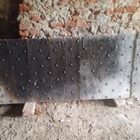 portone antico in legno e ferro battuto