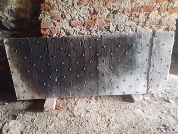 portone antico in legno e ferro battuto