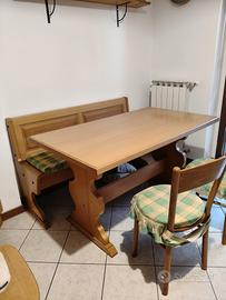 Tavolo in legno con panca e sedie 