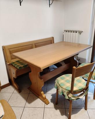 Tavolo in legno con panca e sedie 