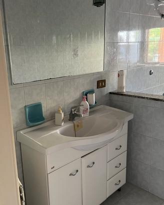 Mobile bagno con specchio e luce