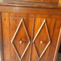 Vecchia credenza in legno massello