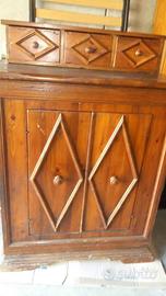 Vecchia credenza in legno massello