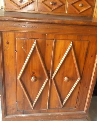 Vecchia credenza in legno massello