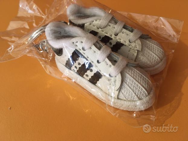 Adidas Superstar Portachiavi 3D NUOVI introvabili - Abbigliamento ... شماغ جيفنشي ابيض Adidas Superstar Portachiavi 3D NUOVI introvabili - Abbigliamento ... شماغ جيفنشي ابيض