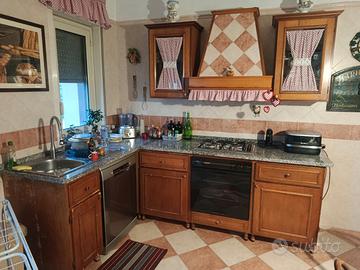 Cucina in legno, fattura artigianale