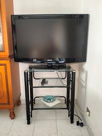 Televisore, carello e decoder. 