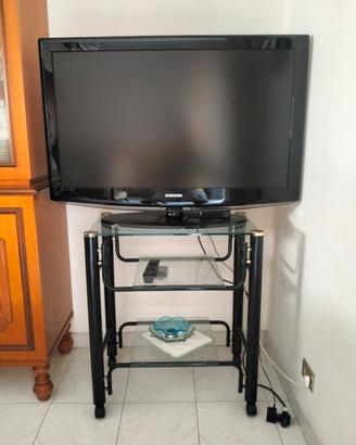 Televisore, carello e decoder. 