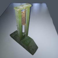 Antico modello di ghigliottina artigianale