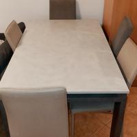 tavolo +sedie +frigorifero 