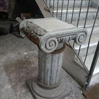 Colonna capitello corinzio base tavolo giardino