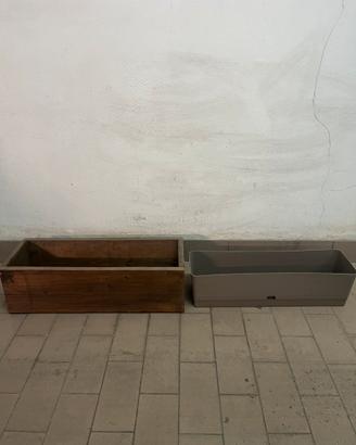 Vaso in legno con contenitore in plastica