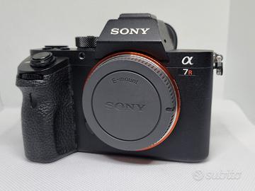 Sony A7R MK II 2 + BATTERIE ED ACCESSORI