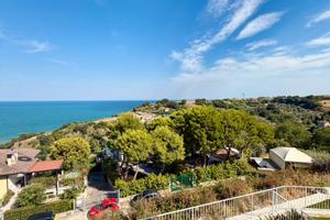Appartamento in villa con piscina giardino e box