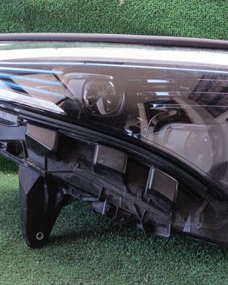 FARO ANTERIORE DESTRO MERCEDES EQC Serie (19>23)