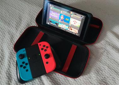 Nintendo Switch + Pro Controller + Custodia