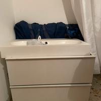 Mobile bagno con lavabo e specchio