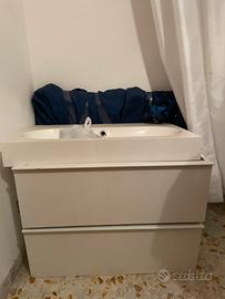 Mobile bagno con lavabo e specchio