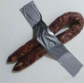 Salame con nastro adesivo. Opera concettuale unica