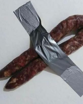 Salame con nastro adesivo. Opera concettuale unica