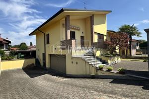 RIF. 536 - PORZIONE DI VILLA BIFAMILIARE RECENTE L