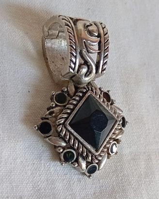 Ciondolo vintage in metallo argentato strass neri
