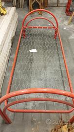 letto in metallo con rete