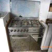 Cucina Lofra  ,a  5  fuochi  e forno .