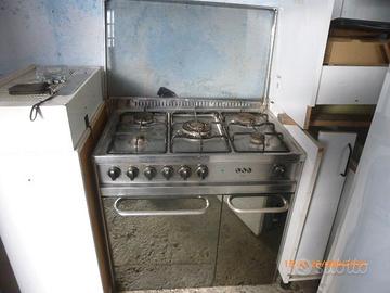 Cucina Lofra  ,a  5  fuochi  e forno .