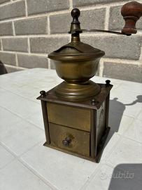 Macinino antico completamente di ottone