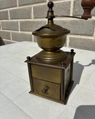 Macinino antico completamente di ottone