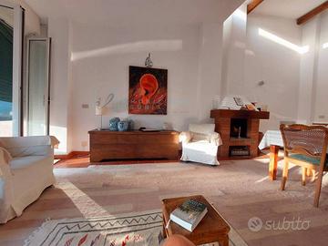 Rustico / Casale di 160 m² con più di 5 locali a B