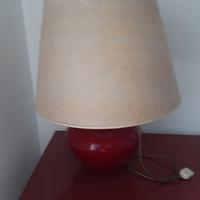 Lampada con base rosso scuro e tavolino