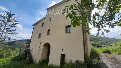 Porzione di casale con fienile, garage e corte