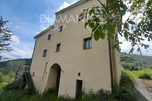 Porzione di casale con fienile, garage e corte