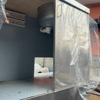 Mobiletto in legno con lavandino