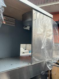 Mobiletto in legno con lavandino