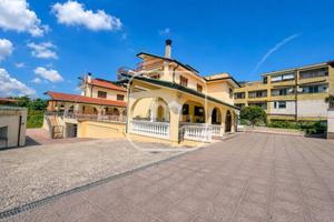 Villa di 320 m² con più di 5 locali e box auto a G