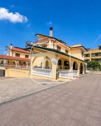 Villa di 320 m² con più di 5 locali e box auto a G
