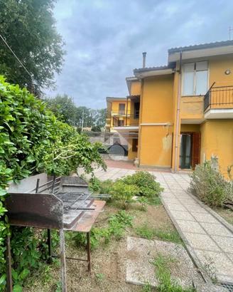 PORZIONE DI TRIFAMILIARE A VALENTANO